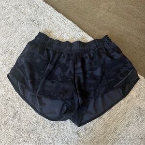 Lululemon Hotty Hot 2.5” Shorts Black Camo